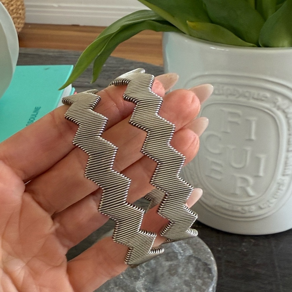 Chevron zig zag silver expandable bangles